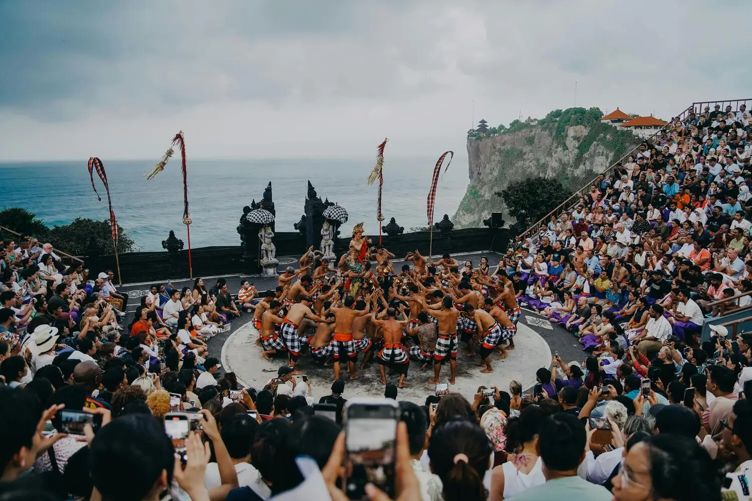 performance of kecak dance in uluwatu