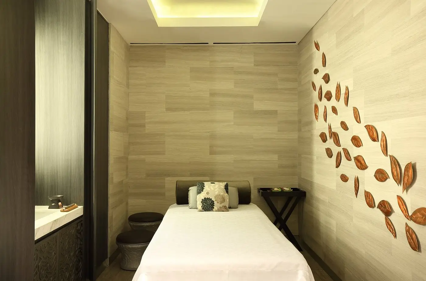 spa room with one single bed