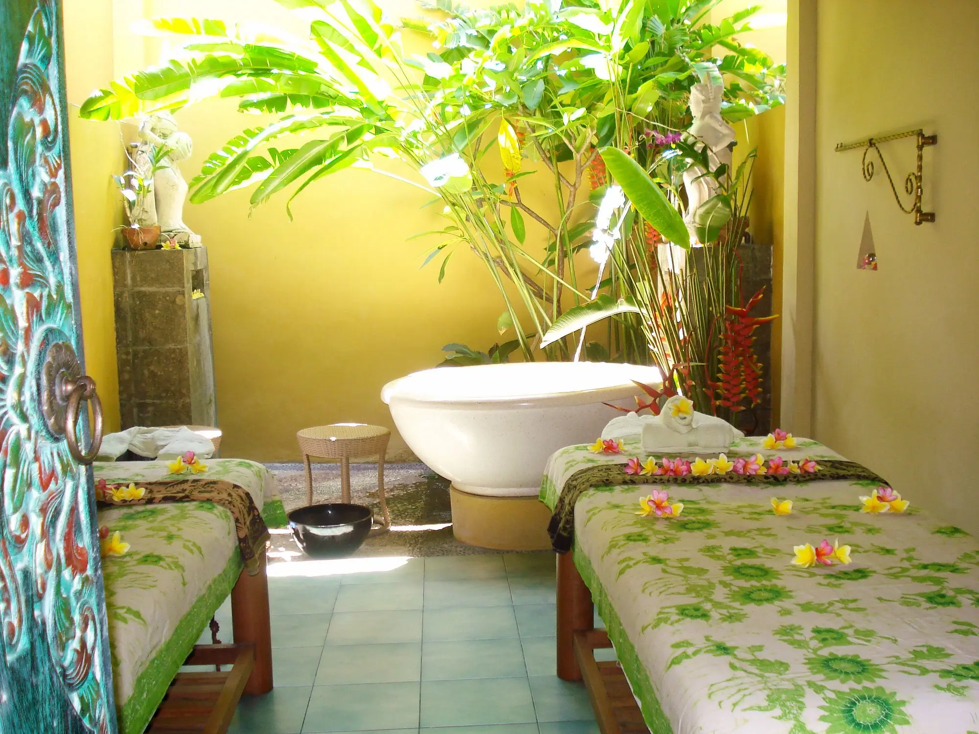 outdor spa for couple